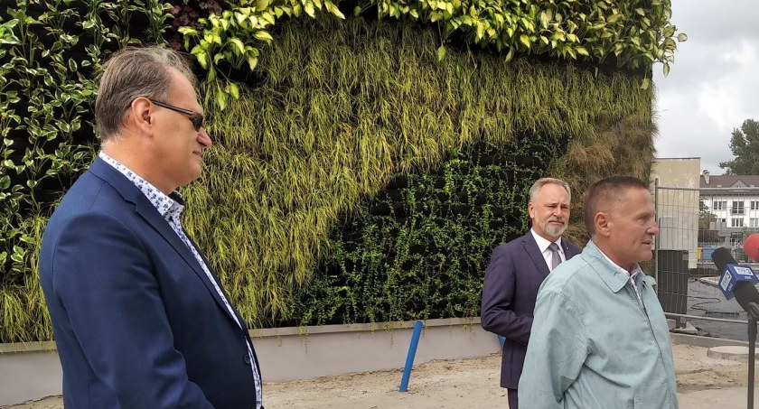 Przy ulicy Reymonta powstały dwa wertykalne ogrody. Na zdjęciu: Jarosław Ferenc - prezydent, Wojciech Miedzianowski - prezes WFOŚiGW w Łodzi oraz Grzegorz Piwnik - wykonawca z firmy Fiba. 