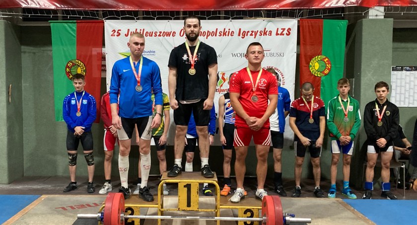Na zdjęciu sztangiści, którzy zdobywali medale