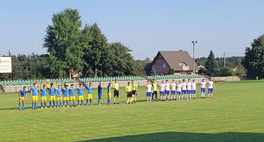 Na zdjęciu RKS i Włókniarz Zelów przed pierwszym gwizdkiem - fot. Facebook/RKS Radomsko 