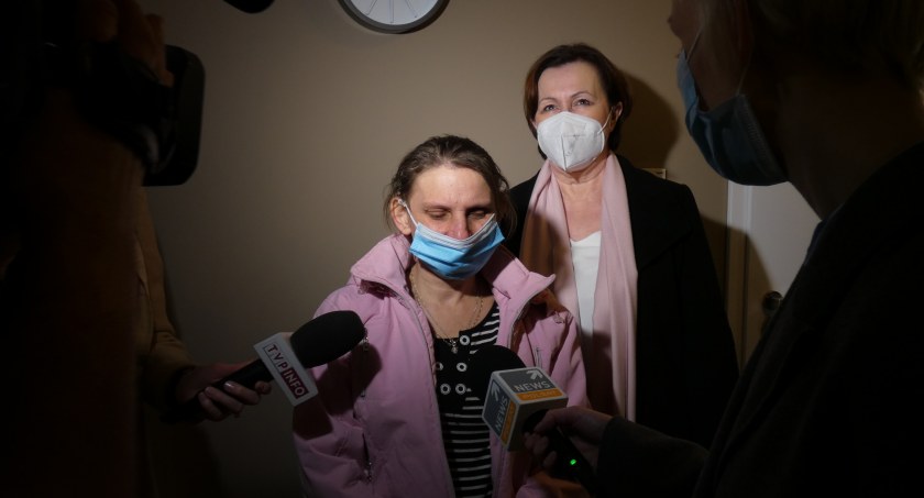 Na zdjęciu pani Magdalena z poseł Milczanowską podczas przekazania kluczy do domu