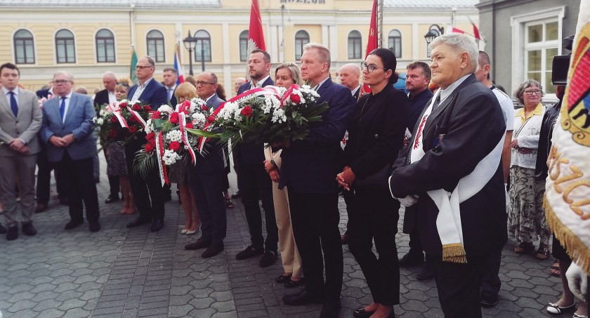Na zdjęciu składanie kwiatów pod tablicą ks. Popiełuszki - fot. Facebook/Starostwio Powiatowe
