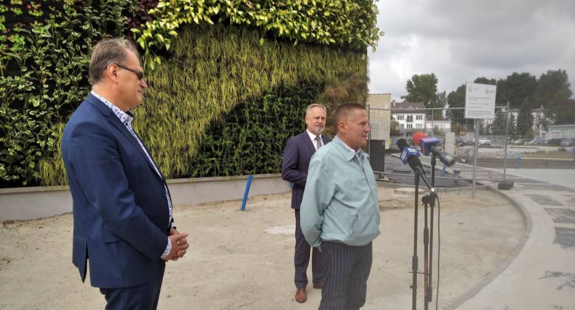 Na zdjęciu oficjalne oddanie zielonych ścian przy Reymonta - wtorek30 sierpnia