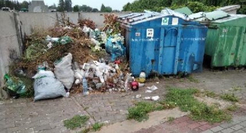 Na zdjęciu śmieci na cmentarzu w Kobielach Wielkich - zdjęcie wykonane na początku tygodnia przez naszego Czytelnika