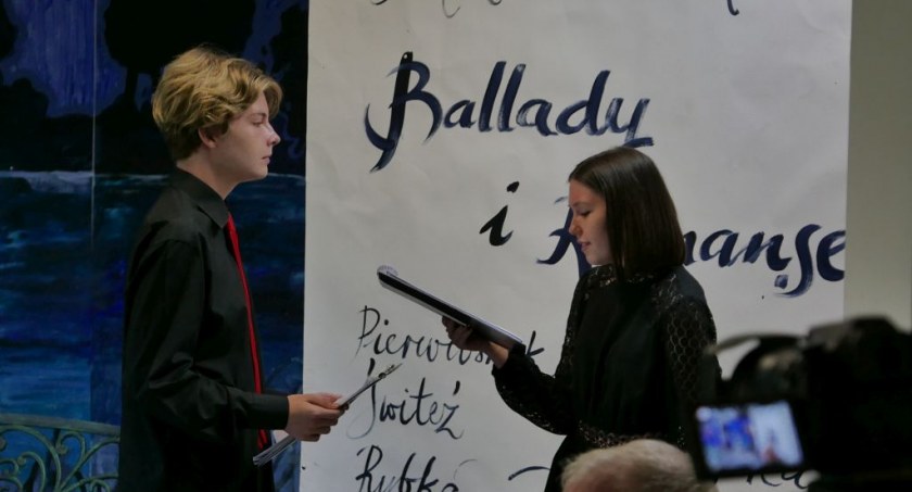 Na zdjęciu uczestnicy Narodowego Czytania