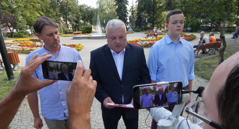 Na zdjęciu od lewej sekretarz rady powiatowej Nowej Lewicy w Radomsku Grzegorz Grabny, radny Ciach i Piotr Klawiter, przewodniczący radomszczańskiej Młodzieży Lewicowej