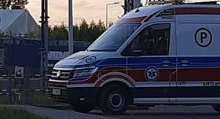 Na zdjęciu karetka pogotowia, na którą czekano kilkadziesiąt minut - fot. Czytelnik