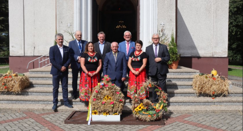 Na zdjęciu uczestnicy mszy w Pławnie - fot. Kinga Zatoń
