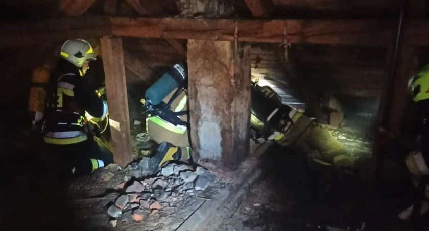 Na zdjęciu strażacy podczas gaszenia dachu w domu w Gomunicach - fot. OSP Kamieńsk 