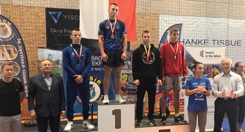 Na zdjęciu nasi zapaśnicy na podium