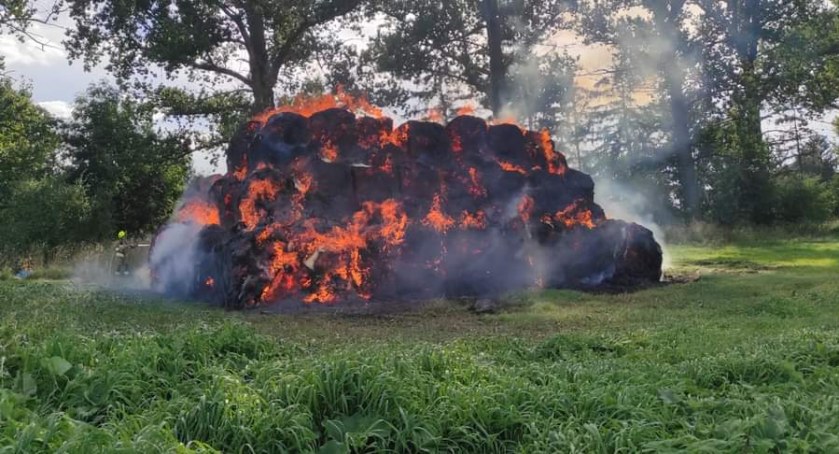 Na zdjęciu baloty słomy, które gasili strażacy z Kamieńska - fot. OSP Kamieńsk 