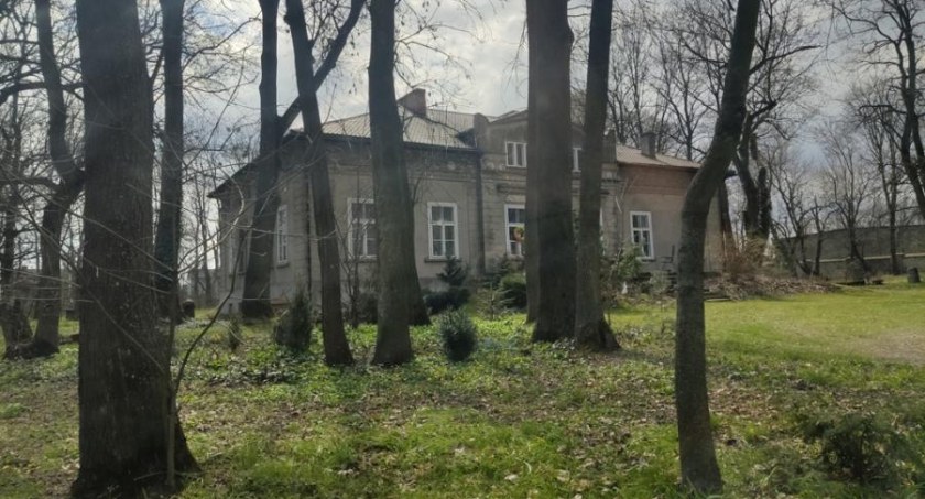 Zdjęcie: dwór w Zakrzewie. Fot. JK. 
