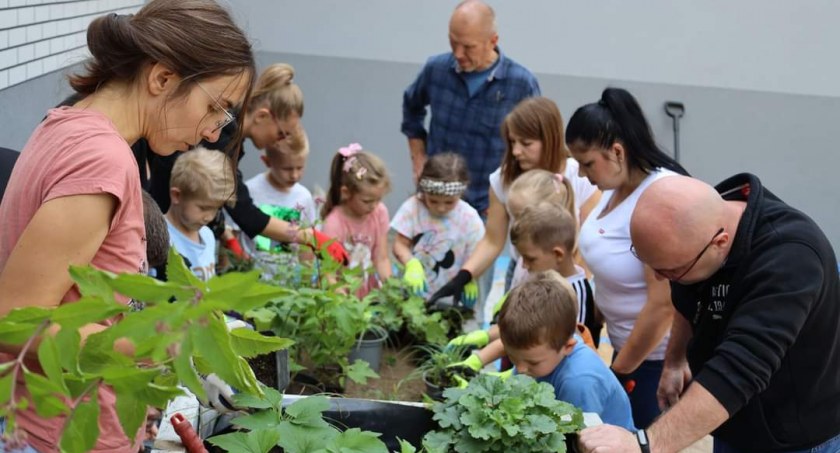 Na zdjęciu dzieci, rodzice i wychowawcy w PP nr 2 - fot. UM Radomsko 
