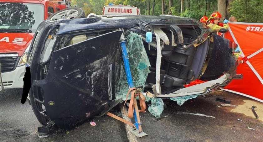 Rozbite BMW, którym podróżowali 20 i 19-latka - fot. KP PSP Radomsko 