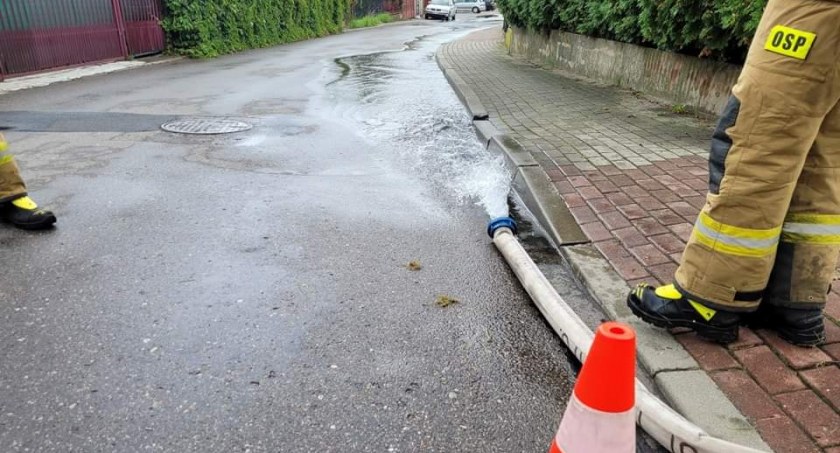 Na zdjęciu pompowanie wody z piwnicy - fot OSP Kamieńsk 
