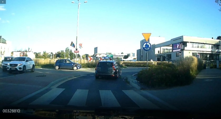 Na zdjęciu uszkodzone auto które uczestniczyło w zderzeniu 