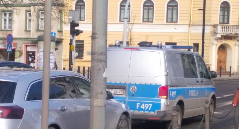 Na zdjęciu: Dwukrotne użycie telefonu podczas kierowania będzie skutkowało utratą prawa jazdy. Zdjęcie: Radomsko. 