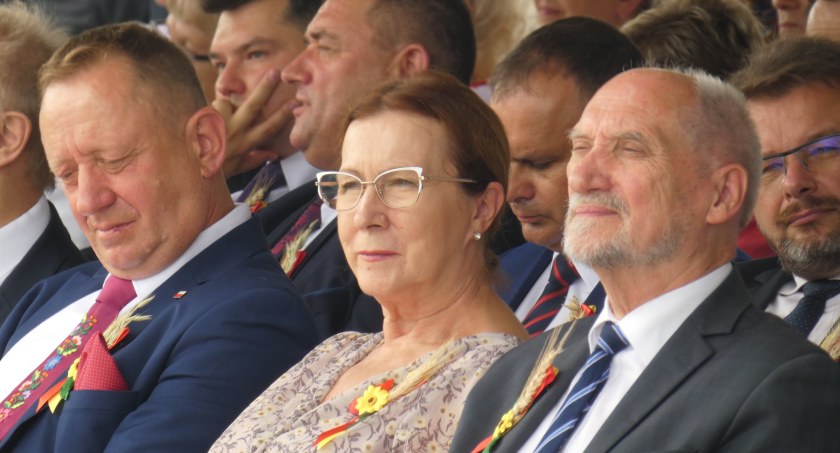 Na zdjęciu posłowie PiS Robert Telus, Anna Milczanowska i Antoni Macierewicz na dożynkach w Radomsku