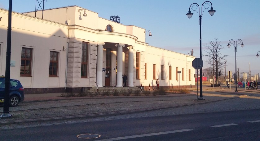 Do pobicia doszło w okolicach dworca. Zdjęcie: Dworzec PKP w Radomsku. 