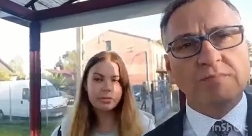 Na zdjęciu radny Dębski z uczennicą czekającą na autobus