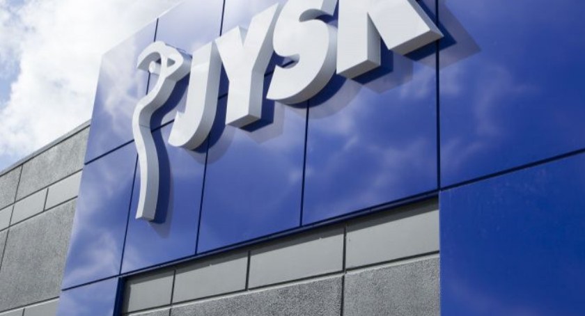 Na zdjęciu wejście do firmy Jysk