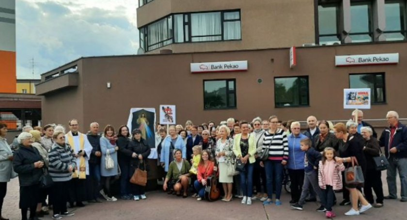Zdjęcie: Przybyło ok 60 osób, modlitwie przewodniczył ks Adam. Fot. Małgorzata Nowakowska. 