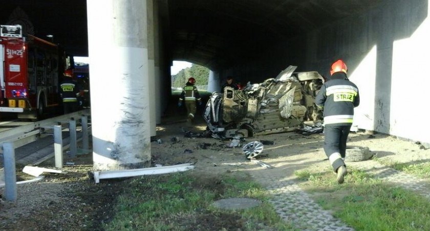 Na zdjęciu auto, które uderzyło w filar wiaduktu - fot. KP PSP Radomsko 