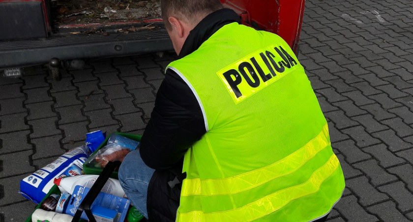 Na zdjęciu policjant i odzyskany towar - fot. KPP Radomsko