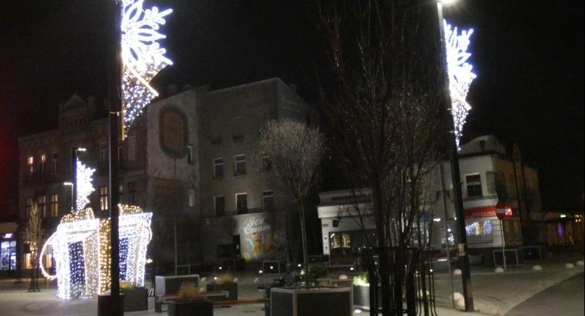Na zdjęciu świątecznie udekorowana ulica Reymonta