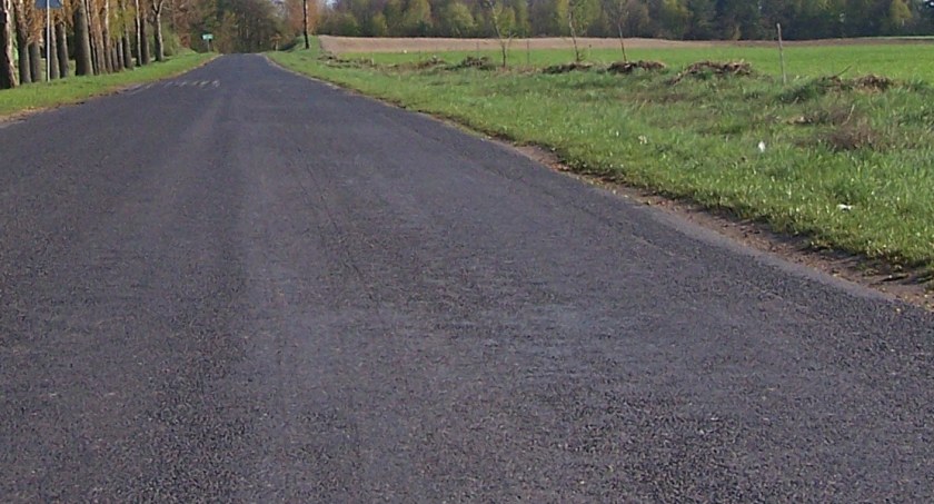Droga gminna w miejscowości Zdania zostanie wyremontowana. Fot. Wikipedia. 