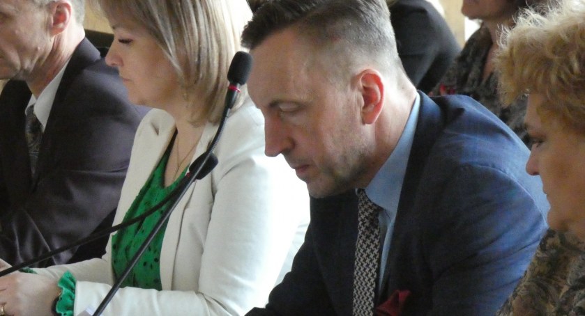 Zdjęcie: posiedzenie Rady Miasta. Radni Koalicji Obywatelskiej. W środku na zdj. radny Paweł Pichit. 