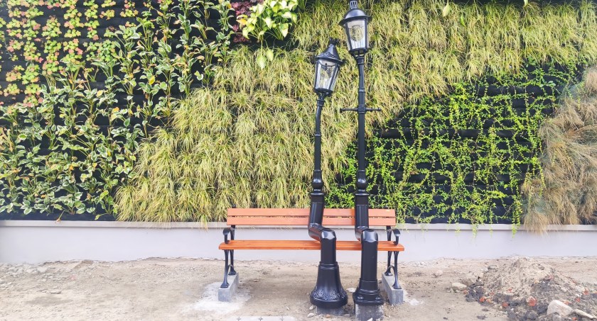 Na zdjęciu ławeczka na przyszłym parkingu przy Reymonta, pod tzw. zieloną ścianą
