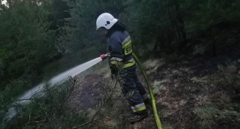 Na zdjęciu strażak z OPS Przedbórz - fot. Facebook/OSP Przedbórz