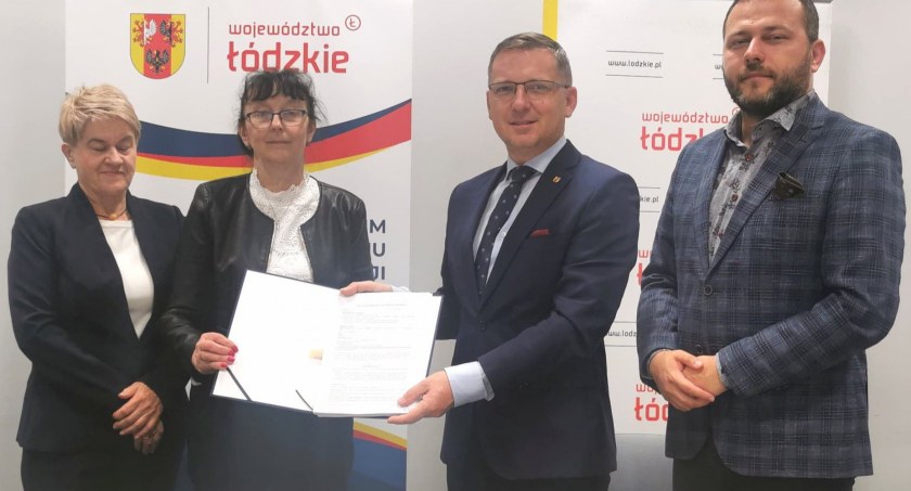 Na zdjęciu od prawej radny Koski, wicemarszałek Ziemba i burmistrz Przedborza Wiesława Janosik - fot. Facebook