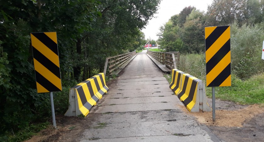 Na zdjęciu bariery na moście w Krzętowie - fot. Facebook/Starostwo Powiatowe