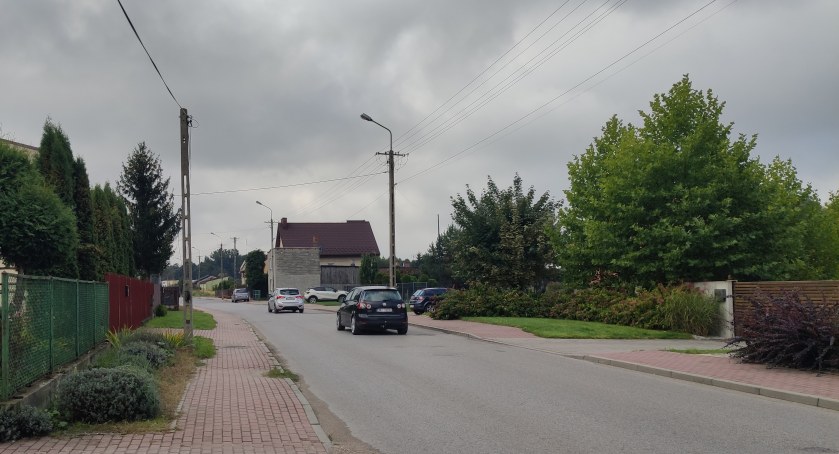 Na zdjęciu samochody na ulicy Stara Droga