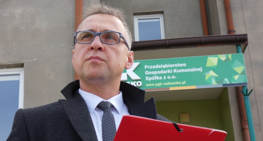 Na zdjęciu radny Rafał Dębski przed siedzibą PGK Radomsko