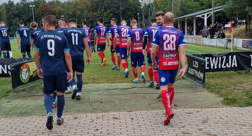Na zdjęciu zawodnicy Victorii wchodzą na boisko - fot. Facebook