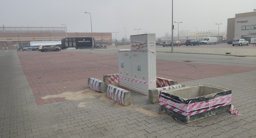 Na zdjęciu przyłącze energetyczne, wkrótce rozpocznie się budowa KFC