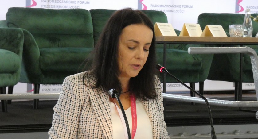 Na zdjęciu prezes RIPH Dorota Krajewska-Trajdos otwiera forum