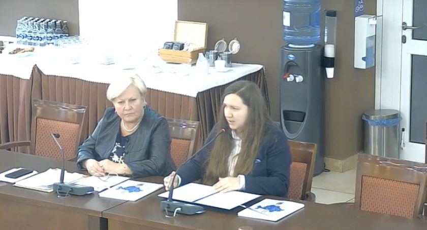 Na zdjęciu zrzut ekranu z transmisji sesji Rady Powiatu