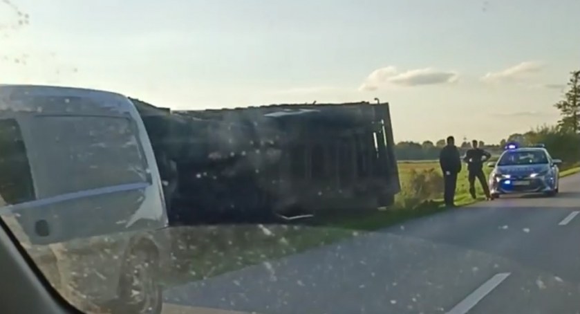 Na zdjęciu przewrócona ciężarówka w okolicy Dobryszyc - fot. Facebook Paweł Oleszczuk 