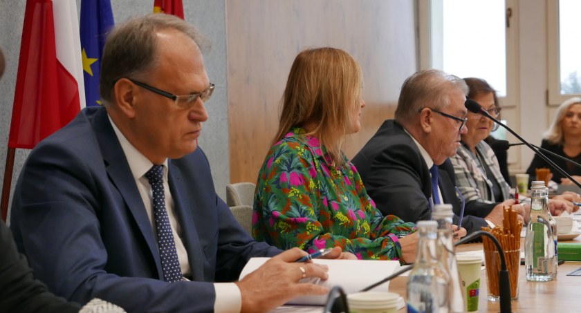 Na zdjęciu prezydent Jarosław Ferenc na sali obrad podczas dzisiejszej sesji