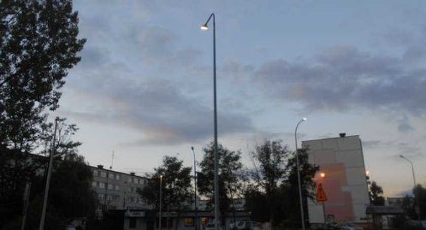 Na zdjęciu latarnia na ulicy św. Jadwigi Królowej - fot. Czytelnik