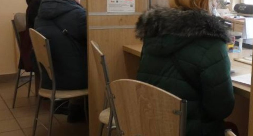 Na zdjęciu uchodźcy z Ukrainy wnioskują o nadanie numeru PESEL w urzędzie miasta