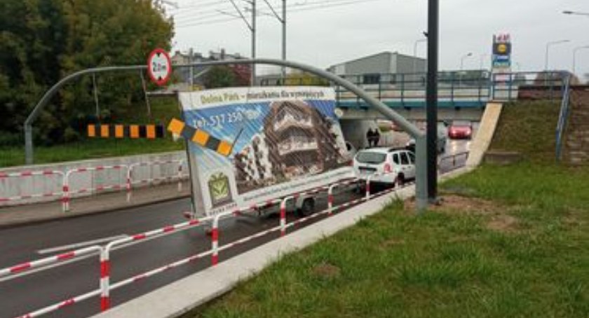 Na zdjęciu samochód z przyczepką reklamową, który nie zmieścił się pod mostkiem