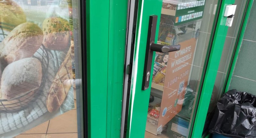 Na zdjęciu uszkodzone drzwi 