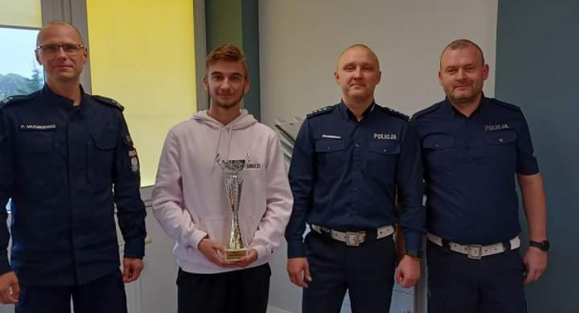 Na zdjęciu Łukasz Więckowski odbiera trofeum - fot. ZSDiOŚ/Facebook 