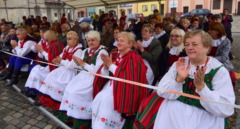 Na zdjęciu uczestnicy wydarzenia 44. Ogólnopolskiego Przeglądu Piosenki i Przyśpiewki Ludowej - fot. Wiesław Domagała