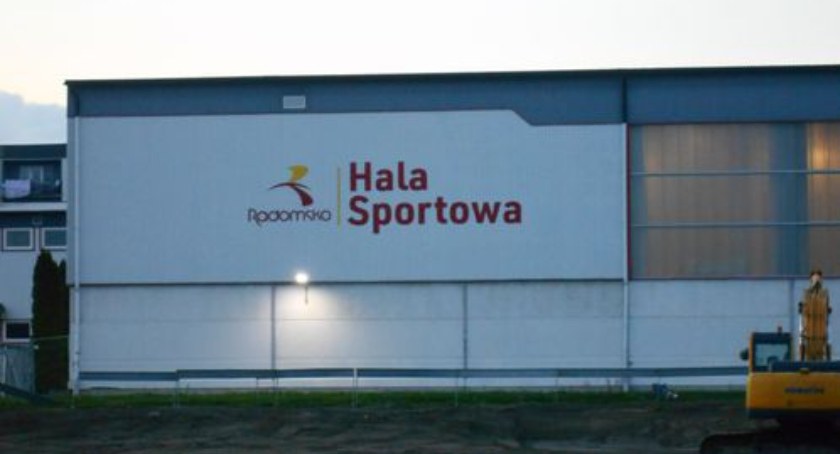 Na zdjęciu oświetlenie miejskiej hali sportowej - fot. Czytelnik