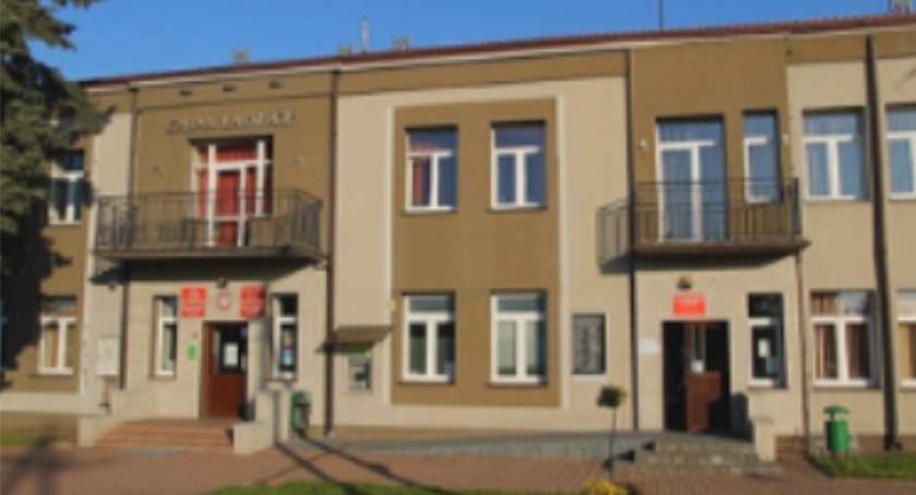 Na zdjęciu urząd gminy w Ładzicach - fot. Facebook